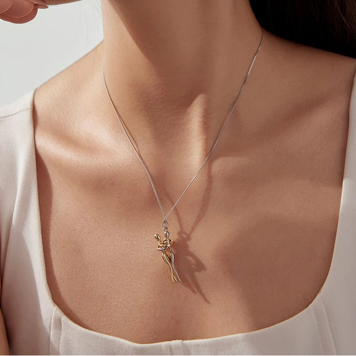 Collana in argento 925 , un pensiero che ti stringe il cuore , da condividere sia con tua figlia , ma anche con la tua migliore amica . Regala emozioni che restano nel tempo scegli CONDORA